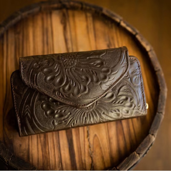 Stunning handmade carved leather wallet/crossover - Picture 2 of 12
